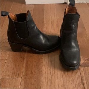 Frye Sabrina Chelsea Boot LIKE NEW
